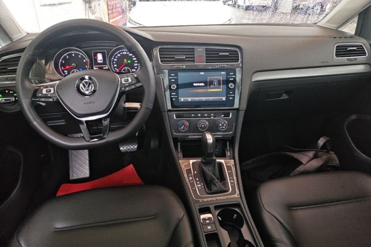 Used Volkswagen Golf 2019 1.8TSI Travel Edition Center Console