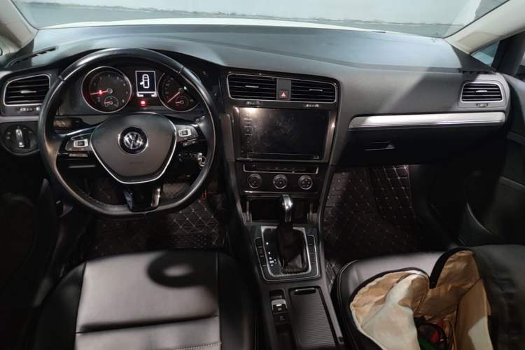Used Volkswagen Golf 2019 200TSI DSG Comfort & Ambition Edition China VI Standard Center Console