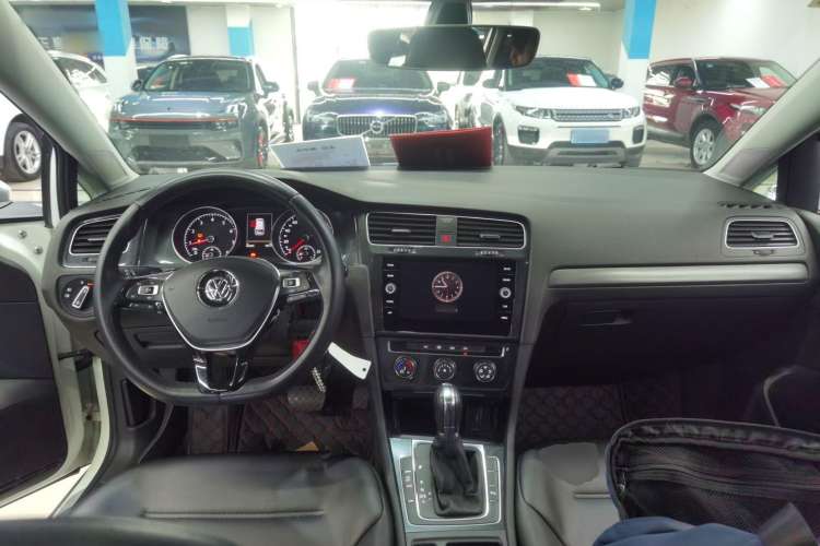 Used Volkswagen Golf 2019 1.8TSI Travel Edition Center Console