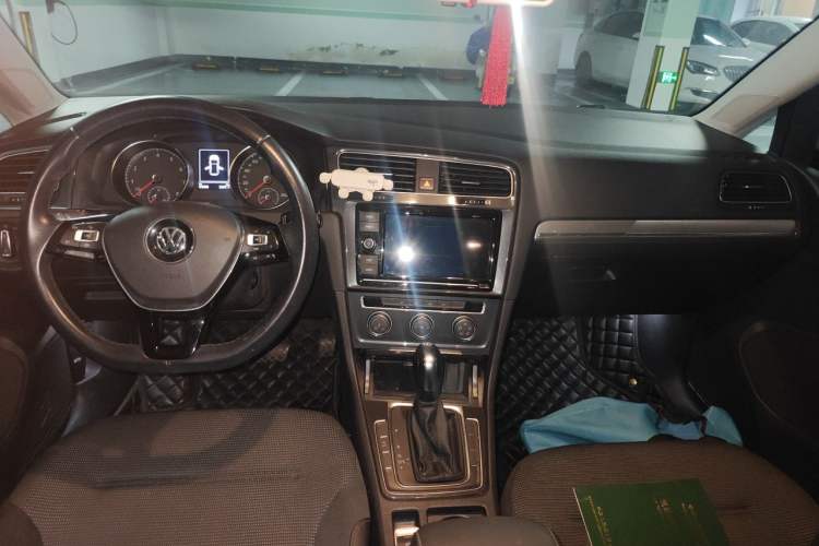 Used Volkswagen Golf 2019 280TSI DSG Comfort Version China VI Standard Center Console