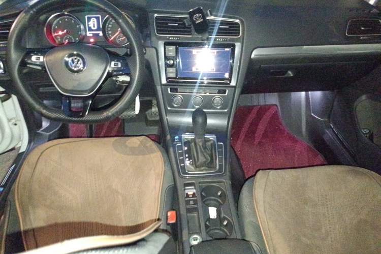 Used Volkswagen Golf 2019 1.6L Automatic Comfort Model China V Standard Center Console