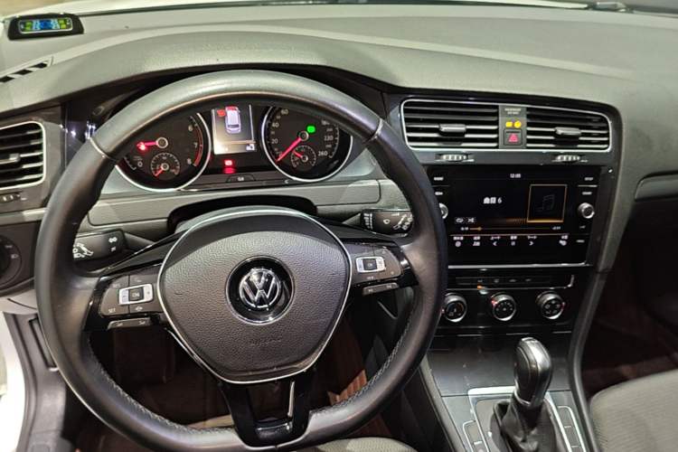 Used Volkswagen Golf 2019 1.8TSI Travel Edition Center Console