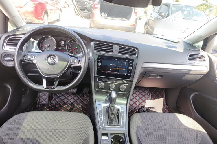 Used Volkswagen Golf 2019 1.8TSI Travel Edition Center Console