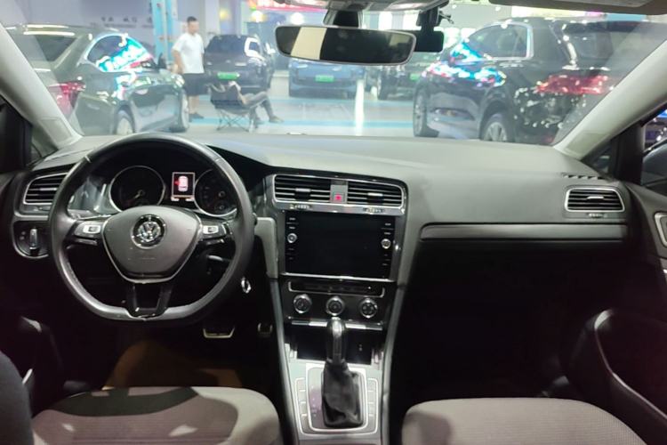 Used Volkswagen Golf 2019 1.8TSI Travel Edition Center Console