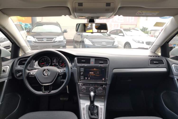 Used Volkswagen Golf 2019 280TSI DSG Comfort Version China VI Standard Center Console