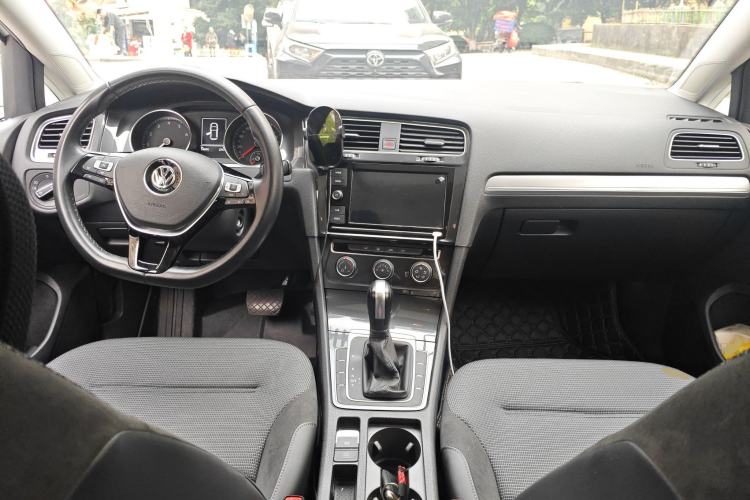 Used Volkswagen Golf 2019 1.6L Automatic Comfort Model China V Standard Center Console