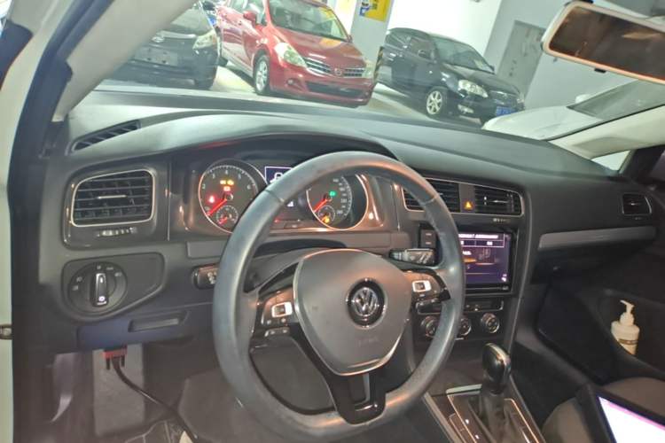 Used Volkswagen Golf 2019 1.6L Automatic Comfort Model China V Standard Center Console