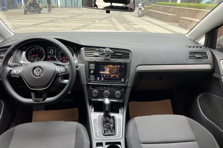 Used Volkswagen Golf 2019 200TSI DSG Comfort & Ambition Edition China VI Standard Center Console