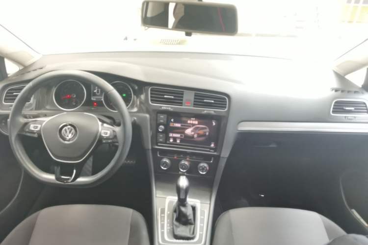 Used Volkswagen Golf 2019 200TSI DSG Comfort & Ambition Edition China VI Standard Center Console