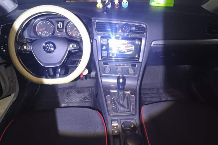 Used Volkswagen Golf 2019 280TSI DSG Comfort Version China VI Standard Center Console