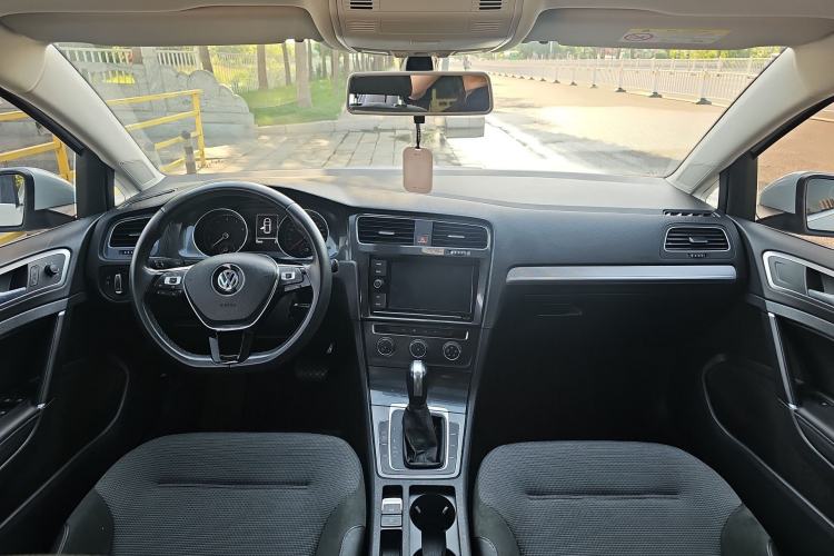 Used Volkswagen Golf 2019 280TSI DSG Comfort Version China VI Standard Center Console