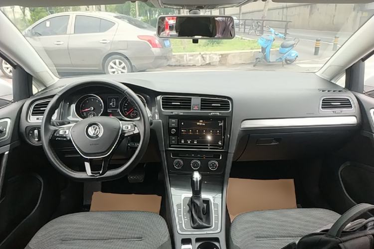 Used Volkswagen Golf 2019 1.6L Automatic Comfort Model China V Standard Center Console