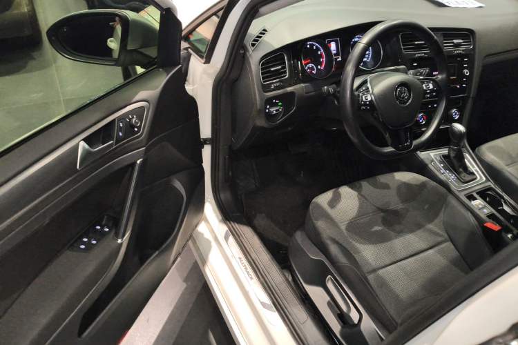 Used Volkswagen Golf 2019 1.8TSI Travel Edition Driver Seat