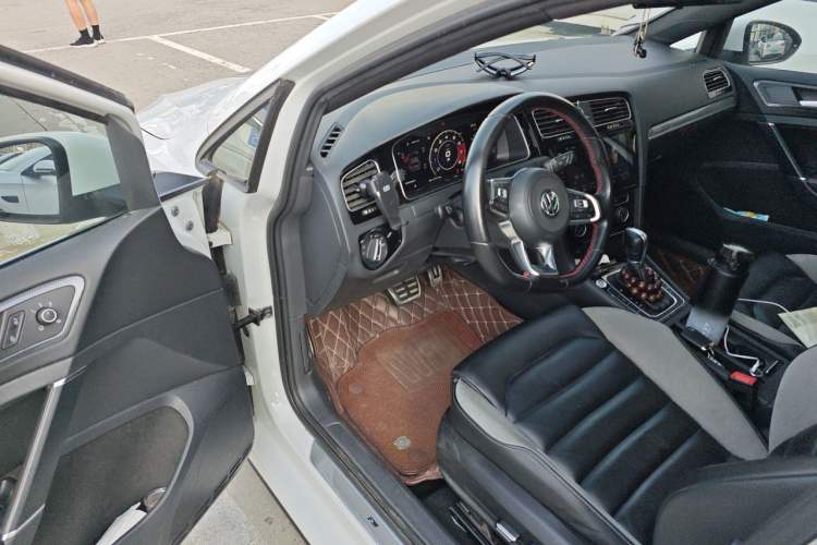 Used Volkswagen Golf 2019 280TSI DSG R-Line China VI Standard Driver Seat