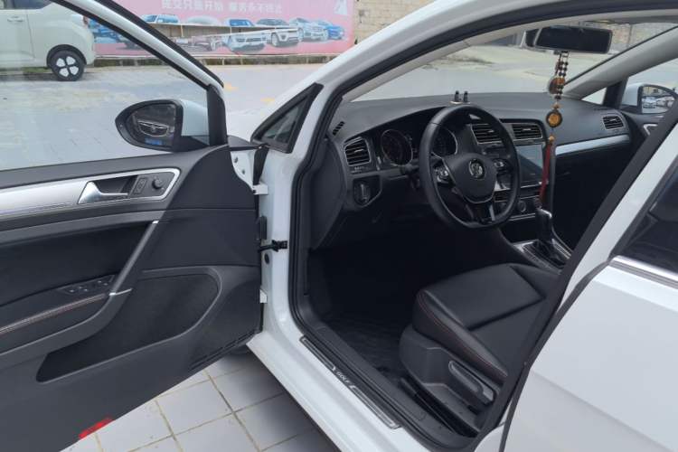 Used Volkswagen Golf 2019 200TSI DSG Comfort & Ambition Edition China VI Standard Driver Seat
