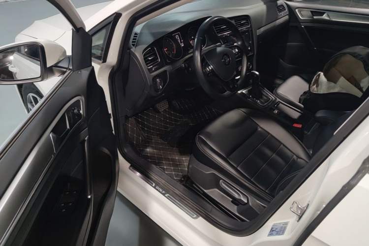 Used Volkswagen Golf 2019 200TSI DSG Comfort & Ambition Edition China VI Standard Driver Seat