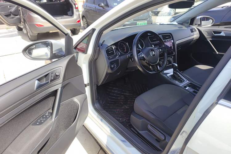 Used Volkswagen Golf 2019 1.8TSI Travel Edition Driver Seat