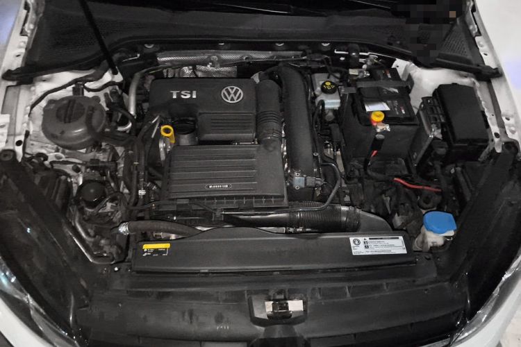 Used Volkswagen Golf 2019 280TSI DSG R-Line China VI Standard Engine Bay