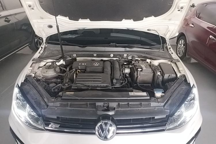 Used Volkswagen Golf 2019 280TSI DSG R-Line China VI Standard Engine Bay
