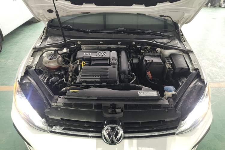 Used Volkswagen Golf 2019 280TSI DSG R-Line China VI Standard Engine Bay