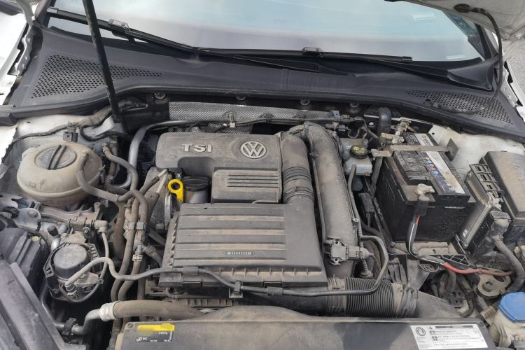 Used Volkswagen Golf 2019 280TSI DSG R-Line China VI Standard Engine Bay