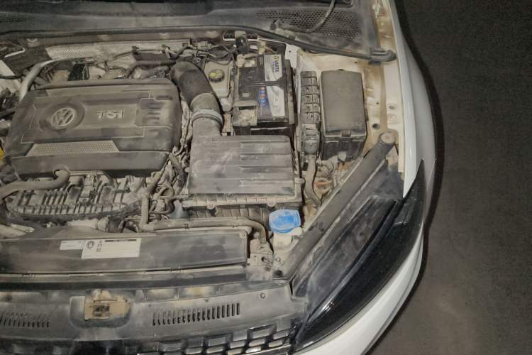 Used Volkswagen Golf 2019 1.8TSI Travel Edition Engine Bay Left