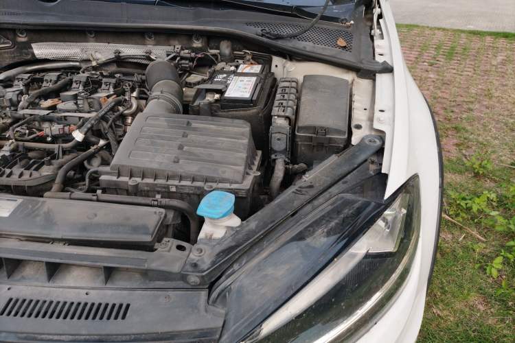 Used Volkswagen Golf 2019 1.8TSI Travel Edition Engine Bay Left