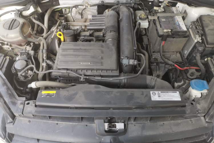 Used Volkswagen Golf 2019 280TSI DSG R-Line China VI Standard Engine Bay