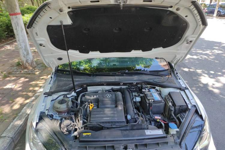 Used Volkswagen Golf 2019 280TSI DSG R-Line China VI Standard Engine Bay