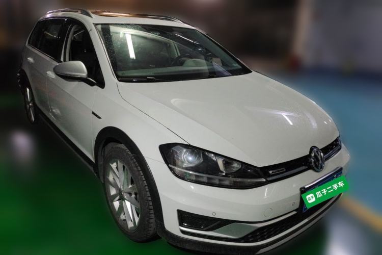 Used Volkswagen Golf 2019 1.8TSI Travel Edition Front Right 45 Deg