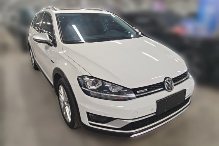 Used Volkswagen Golf 2019 1.8TSI Travel Edition Front Right 45 Deg