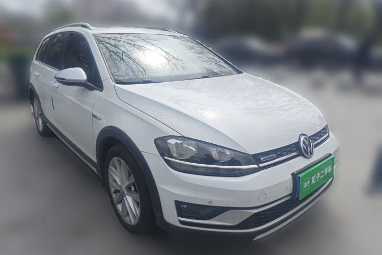 Used Volkswagen Golf 2019 1.8TSI Travel Edition Front Right 45 Deg