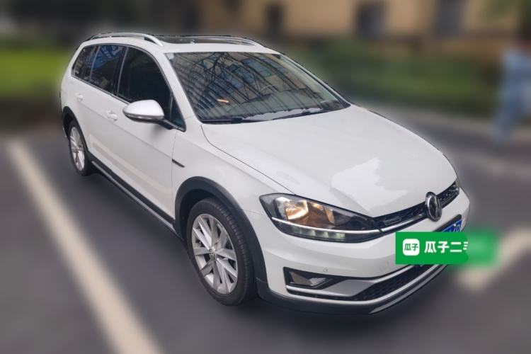 Used Volkswagen Golf 2019 1.8TSI Travel Edition Front Right 45 Deg