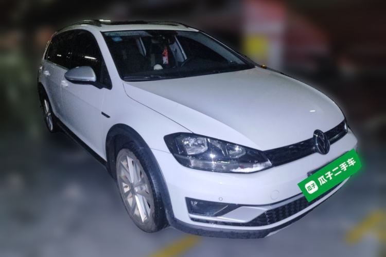 Used Volkswagen Golf 2019 1.8TSI Travel Edition Front Right 45 Deg