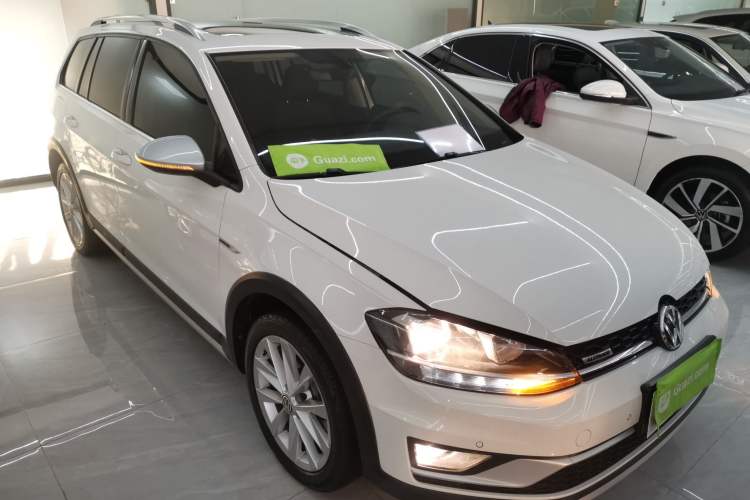 Used Volkswagen Golf 2019 1.8TSI Travel Edition Front Right 45 Deg