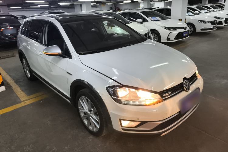 Used Volkswagen Golf 2019 1.8TSI Travel Edition Front Right 45 Deg