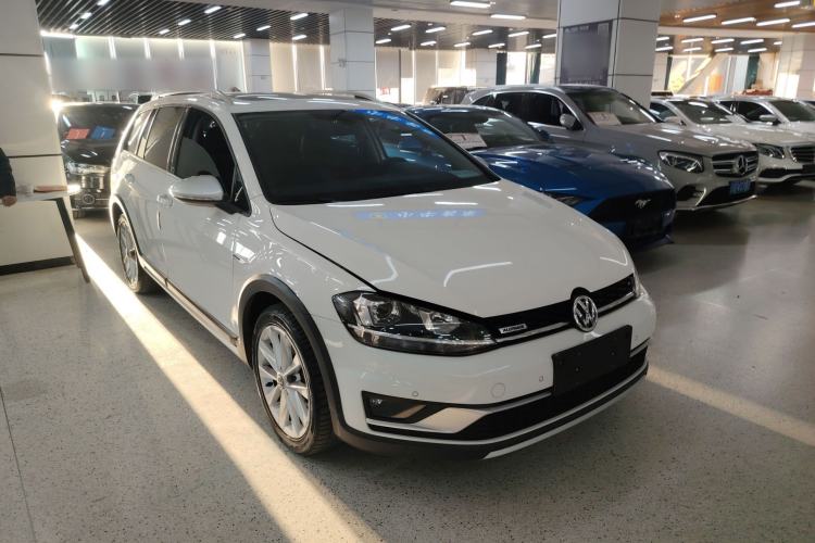 Used Volkswagen Golf 2019 1.8TSI Travel Edition Front Right 45 Deg