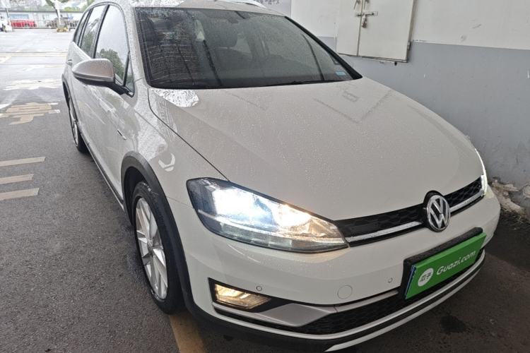 Used Volkswagen Golf 2019 1.8TSI Travel Edition Front Right 45 Deg