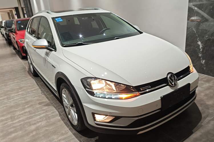 Used Volkswagen Golf 2019 1.8TSI Travel Edition Front Right 45 Deg