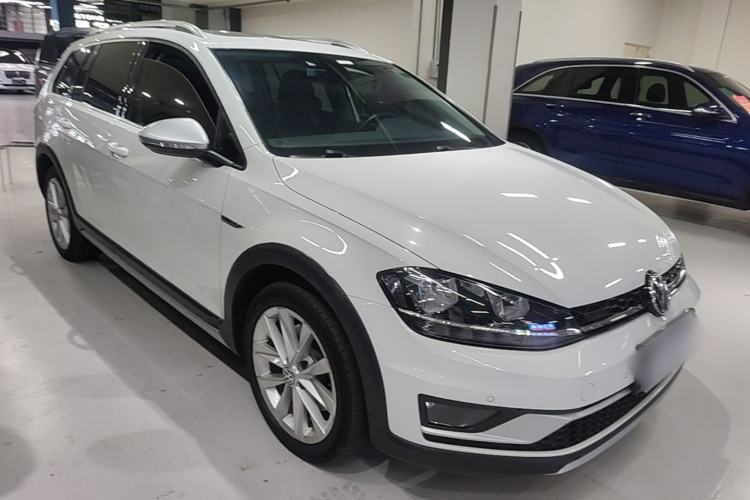 Used Volkswagen Golf 2019 1.8TSI Travel Edition Front Right 45 Deg