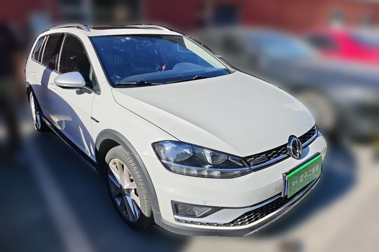 Used Volkswagen Golf 2019 1.8TSI Travel Edition Front Right 45 Deg