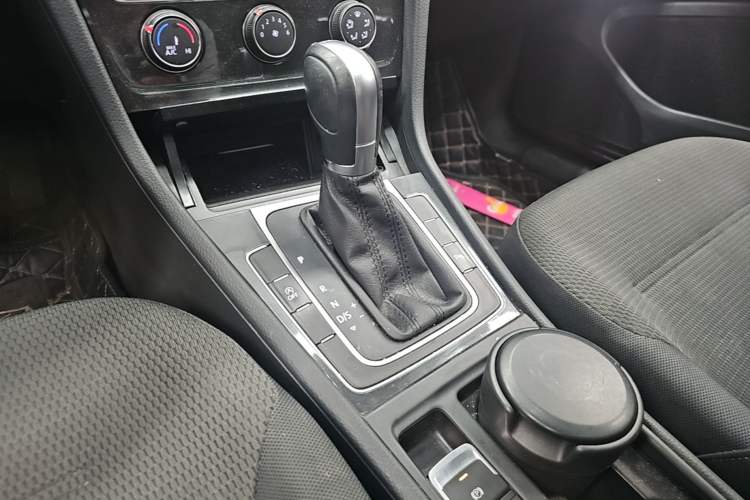 Used Volkswagen Golf 2019 1.8TSI Travel Edition Gear Lever