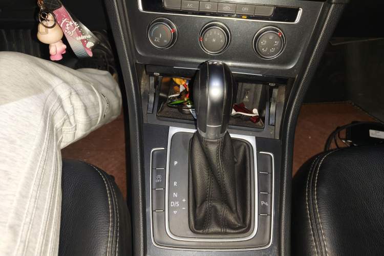 Used Volkswagen Golf 2019 1.8TSI Travel Edition Gear Lever