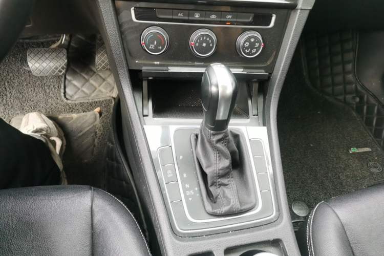 Used Volkswagen Golf 2019 200TSI DSG Comfort & Ambition Edition China VI Standard Gear Lever