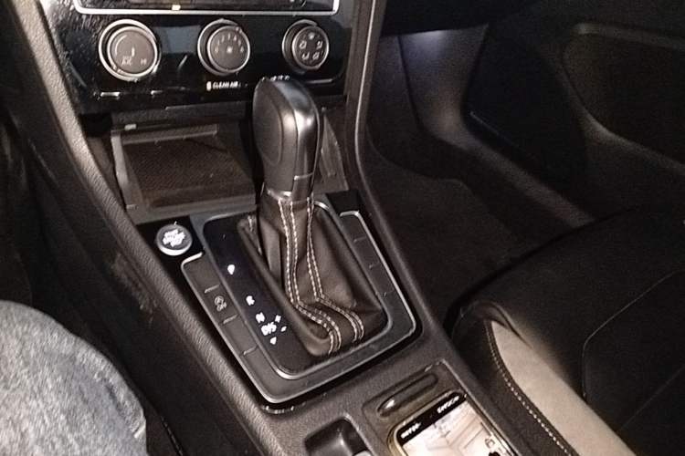 Used Volkswagen Golf 2019 280TSI DSG R-Line China VI Standard Gear Lever