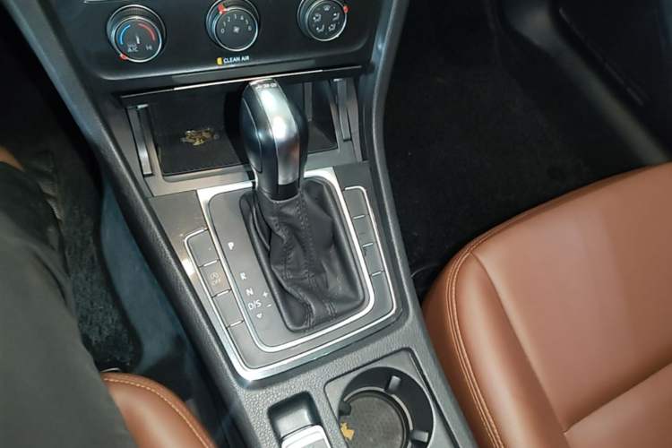 Used Volkswagen Golf 2019 200TSI DSG Comfort & Ambition Edition China VI Standard Gear Lever
