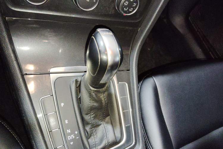 Used Volkswagen Golf 2019 200TSI DSG Comfort & Ambition Edition China VI Standard Gear Lever