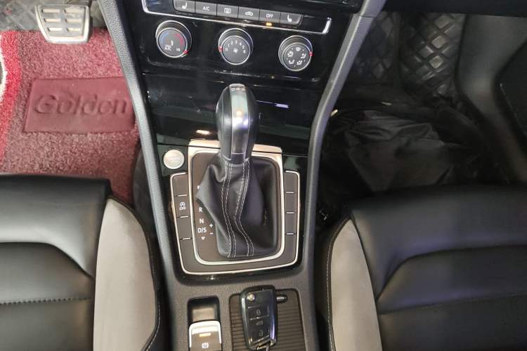 Used Volkswagen Golf 2019 280TSI DSG R-Line China VI Standard Gear Lever