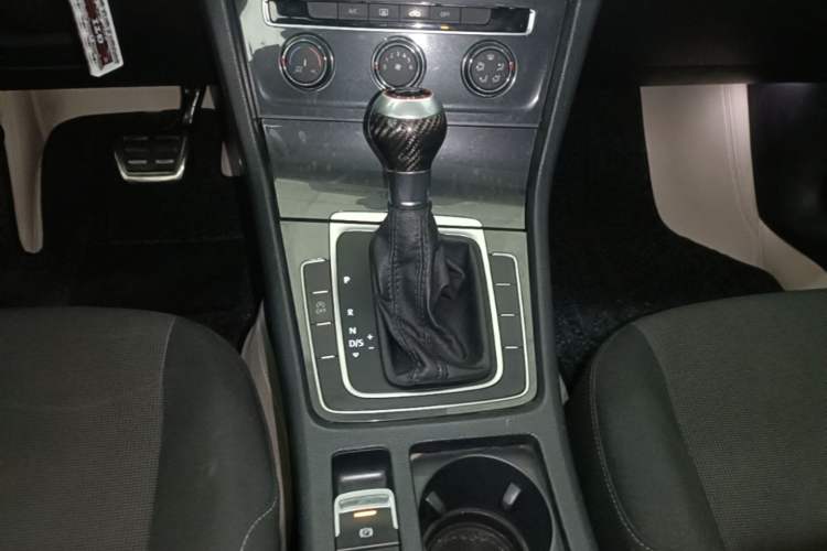 Used Volkswagen Golf 2019 200TSI DSG Comfort & Ambition Edition China VI Standard Gear Lever