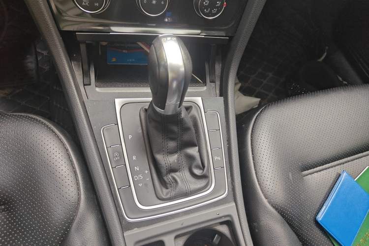 Used Volkswagen Golf 2019 1.8TSI Travel Edition Gear Lever